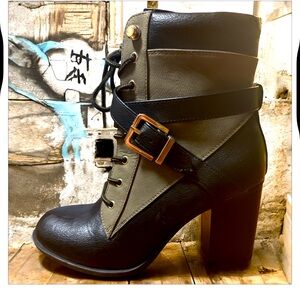 Apt. 9 Black and Gray Lace Up Boots with Chunky Heel.nwot